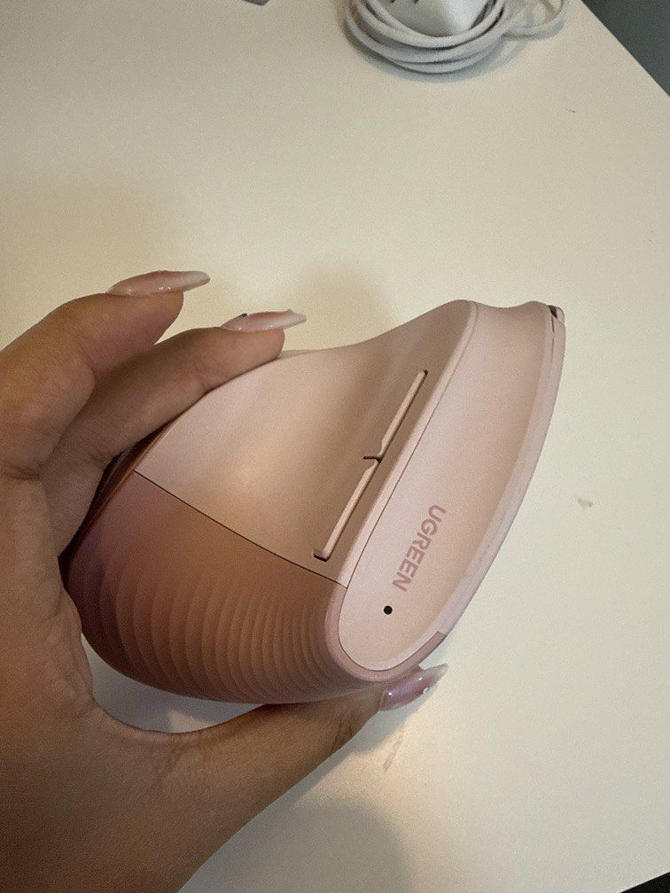 UGREEN ergonomic mouse pink (Category: Mouse & Mousepads) located in Makati City. Submitted by yurideclutters (Listing ID 1445340857, Image 3). Description: .