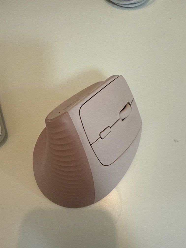 UGREEN ergonomic mouse pink (Category: Mouse & Mousepads) located in Makati City. Submitted by yurideclutters (Listing ID 1445340857, Image 2). Description: .