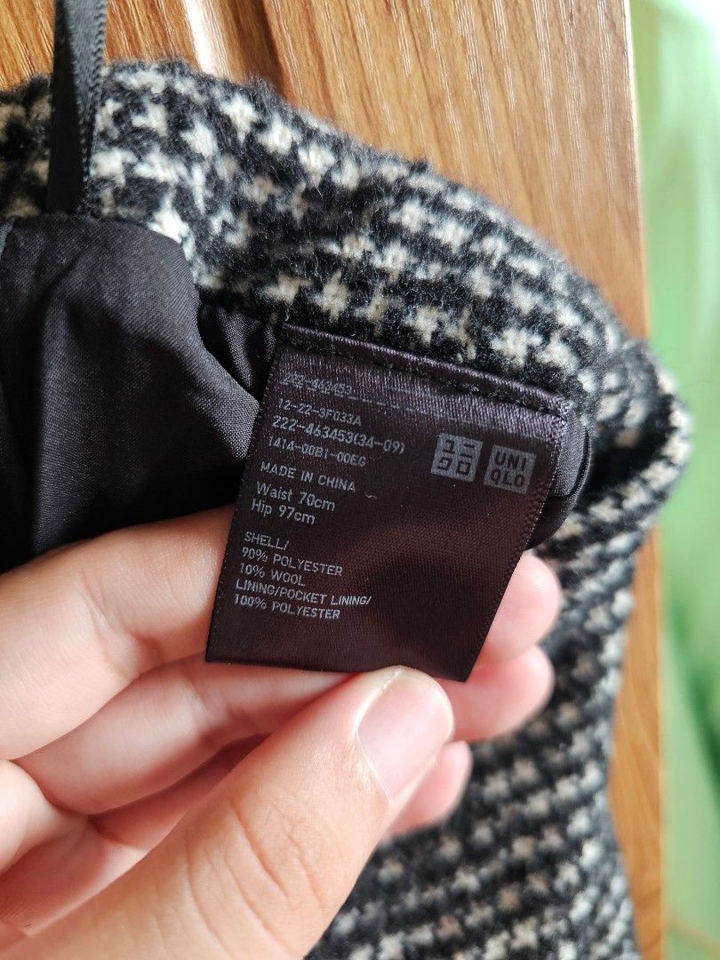 Uniqlo Tweed Mini Skirt Black White Pattern (Category: Skirts) located in Cavite. Submitted by prelovedbysheimer (Listing ID 1445304249, Image 2). Description: - Uniqlo Tweed Mini Skirt - Classic black and white pattern - Versatile for casual wear - Waist measurement: 70cm - Fabric: Shell (Polyester/Wool), Lining (Polyester) - Made in China.