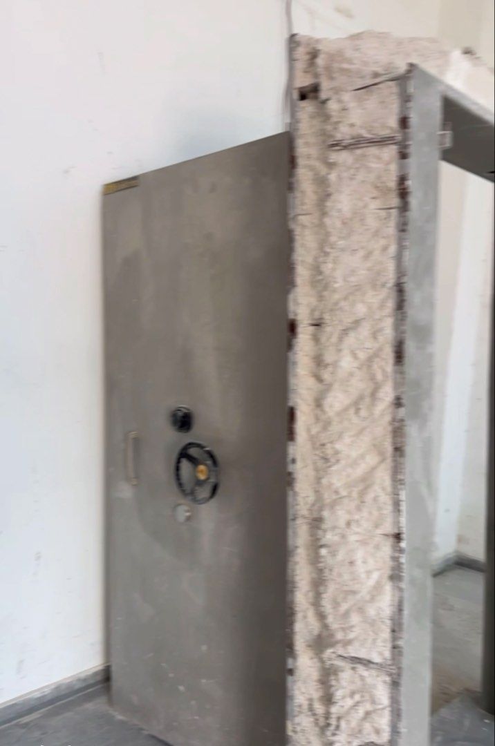 Vault Door | Strong Room | Backroom Door (Category: Safe) located in Siliau. Submitted by kwokyew97 (Listing ID 1445307971, Image 1). Description: Used 2-3 years only, likely used condition, Own transport .