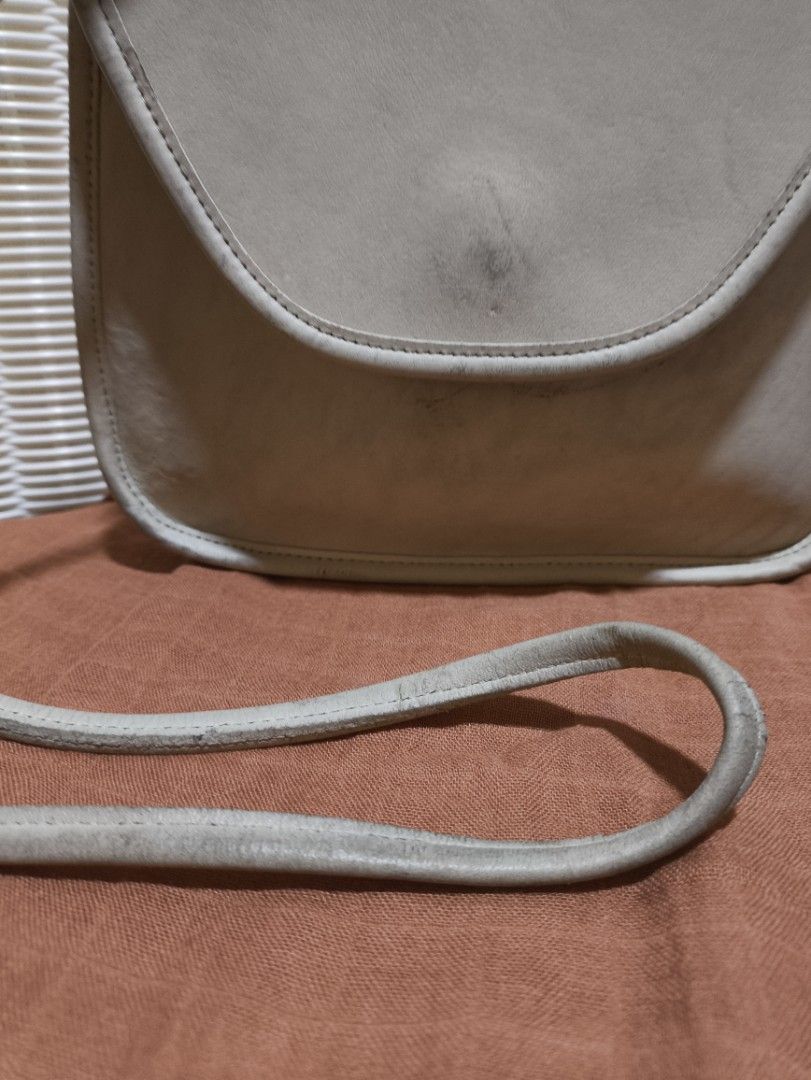 VINTAGE COACH Lindsey Bag Pre 1994 (Category: Cross-body Bags) located in San Jose. Submitted by nnayramsfinds (Listing ID 1445305680, Image 3). Description: -needs to restore color on some areas/project bag -no hangtag -SF is 100 -already cleaned with White saddle soap.