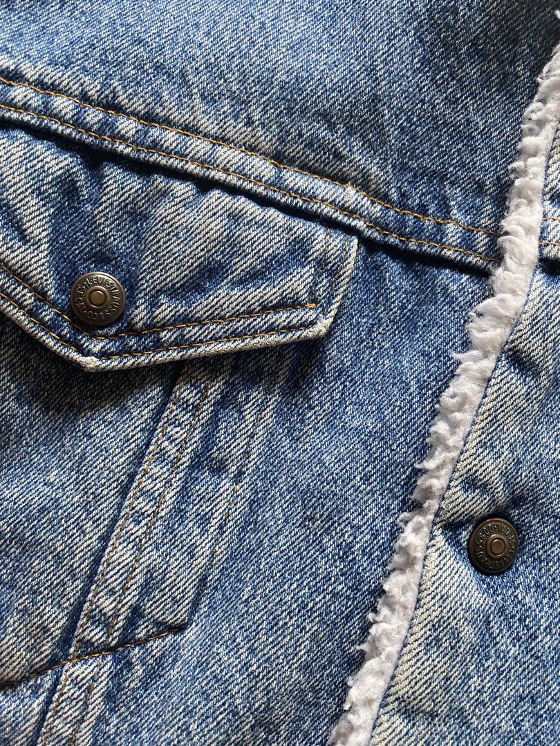 Vintage Levis Truck Jacket Sherpa lined (Category: Activewear) located in Dasmarinas. Submitted by ridgeridethrift (Listing ID 1445385761, Image 3). Description: 🚨Vintage Levis Denim Track Jacket Sherpa Lining ,Dated May , 1991 , Model no: 70609 The care tag is 527 Dimensions: Width - 25.5 Length - 26 Sleeve - 23.5 Excellent Condition: 9.5/10 - Color rate :9.8/10 Issue : , minor fade Price: 📥 Buyer will pay shipping fee 📖Read the Caption And C