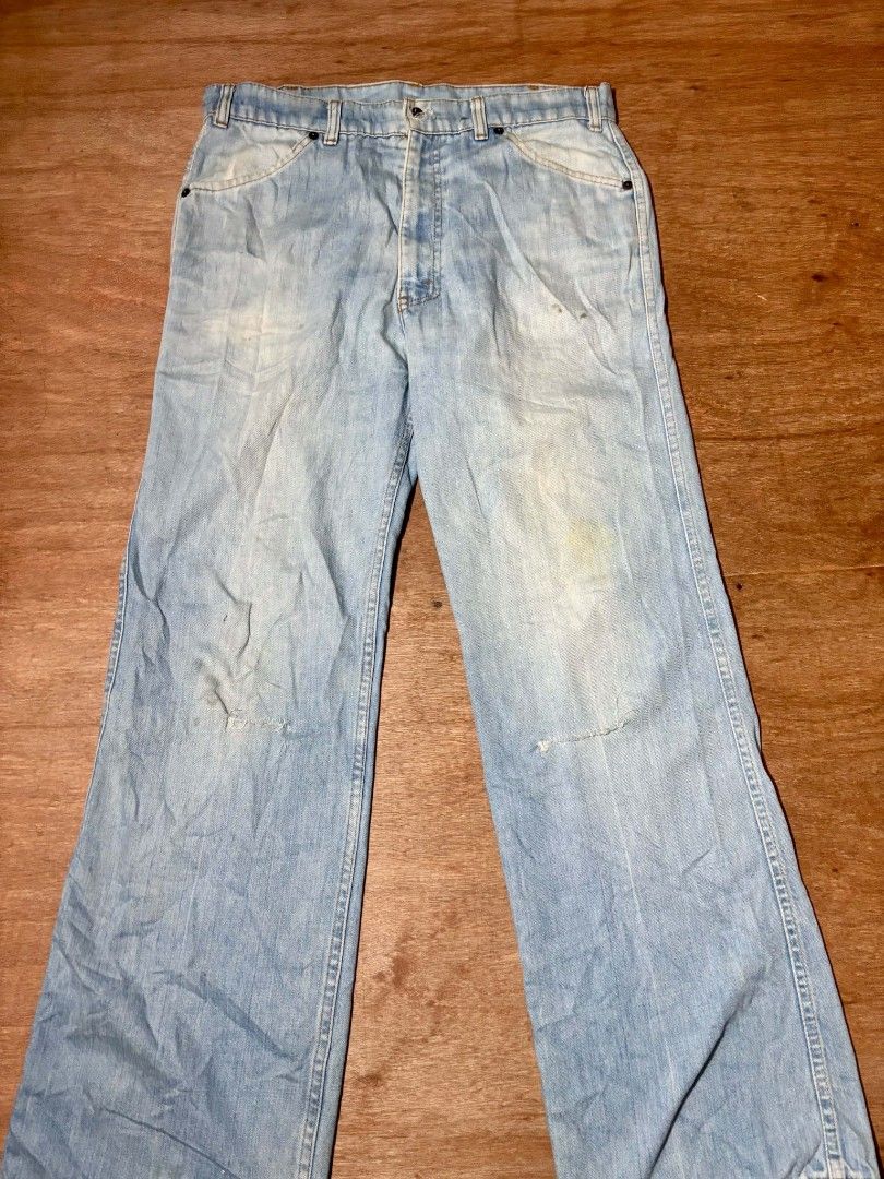 Vintage Light Wash Bell Bottom Jeans (Category: Jeans) located in Lapu Lapu. Submitted by markbel26 (Listing ID 1445311435, Image 1). Description: - Light wash denim jeans - Bell bottom style - Unique pocket design on the back - Shows some signs of wear and small marks on the front - Ideal for achieving a retro look.