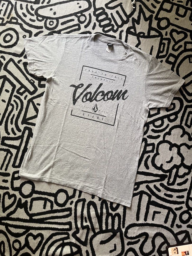 Volcom "True to This" Grey T-Shirt (Category: Tshirts & Polo Shirts ) located in Silang. Submitted by yusthrift (Listing ID 1445277562, Image 1). Description: - Grey Volcom T-Shirt - Features 'True to This' graphic and MCMXCI detail - Short sleeves and crew neck design - Comfortable cotton blend fabric - Ideal for casual outings and everyday wear Size: M on tag 19.5 inc width 28 inc length No issue Very good condition .
