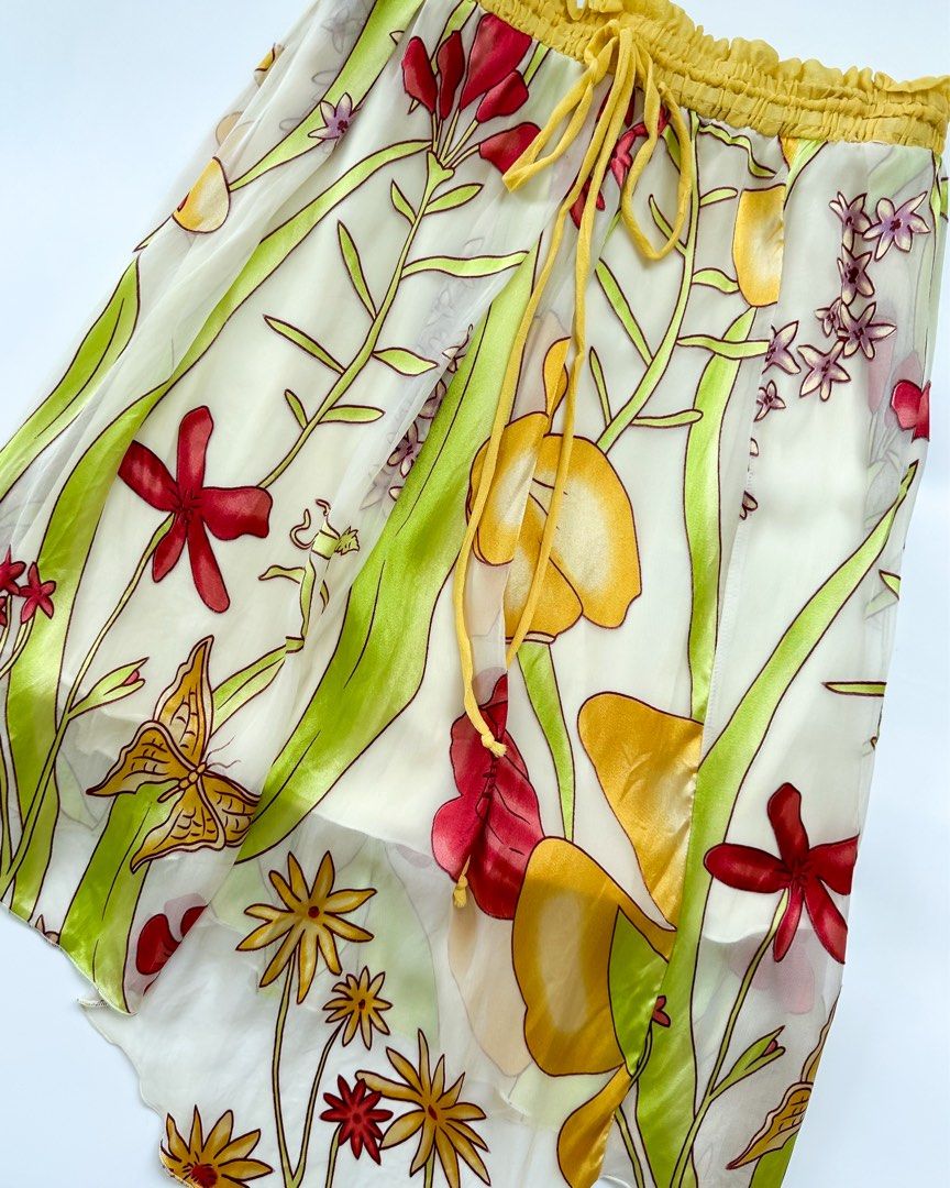 Whimsical Yellow Asymmetrical Midi Skirt (Category: Skirts) located in Manila. Submitted by declutte.wsoph (Listing ID 1445315216, Image 3). Description: - W26-29” (stretchable) - Can be used as a tube top (Small to Medium) - Design is so whimsy! - No flaws 🫶🏼 - No ww 📍Taft / Nuvali ✨Colors may vary due to lighting 🏷️ #vintage#fairy#whimsy .