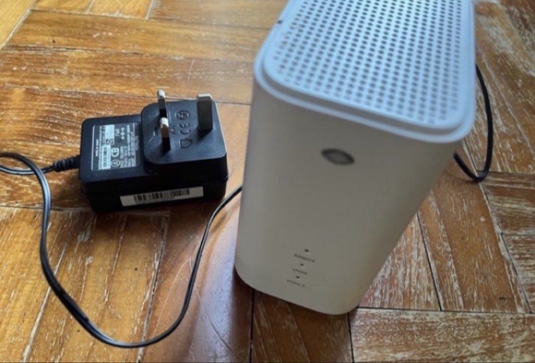 White Wireless Router with Power Adapter489079697467648001