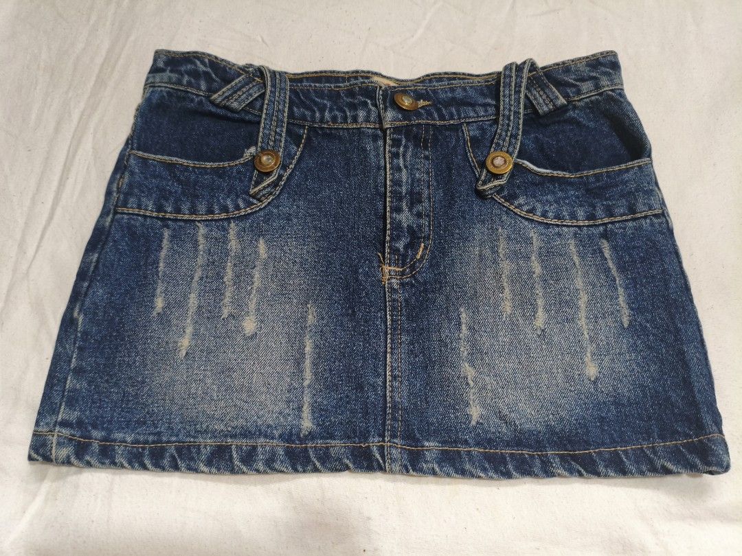 Y2k Vintage inspired Mini Skirt (Category: Skirts) located in Dasmarinas. Submitted by skirtygirl (Listing ID 1445401624, Image 1). Description: Waist: 29 Length: 12.