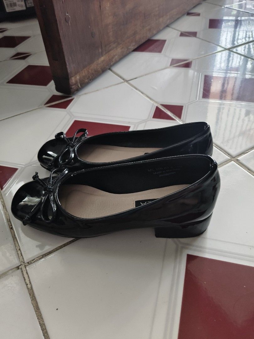 Zanea Black Patent Bow Ballet Flats (Category: Flats & Sandals) located in Pili. Submitted by erid35329 (Listing ID 1445263428, Image 2). Description: Comes with box No flaws but has signs of use..