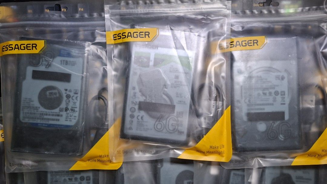 1 terabyte (1tb) External Hardrive usb 3.0 (Category: Hard Disks & Thumbdrives) located in Pasig City. Submitted by masterkevinkarl (Listing ID 1445440718, Image 2). Description: 1 terabyte (1tb) External Hardrive usb 3.0 1tb external hdd used 100% Health Essager usb 3.0 Enclosure brandnew transparent Also available 500gb, 700 each Pickup or lalamove, Cainta.
