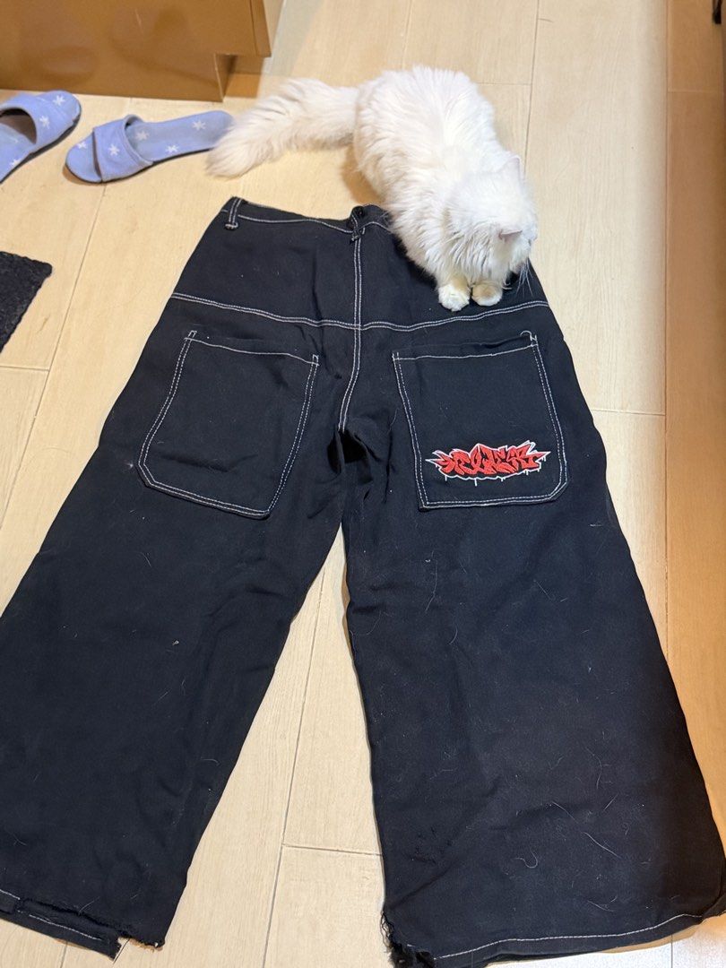 Alt/Goth Baggy Wide-Leg Pants (Category: Jeans) located in Manila. Submitted by sammiii.iiii (Listing ID 1445524452, Image 2). Description: Alt/Goth Baggy Wide-Leg Pants 🖤 🖤 Perfect for alt, grunge, goth, streetwear, and Y2K outfits 📏 Size XL ✨ Super baggy fit with white contrast stitching 🔥 Great for oversized and sagged looks Well-used condition with some wear and small rips near the heel area (shown in photos). Still looks great styled wit