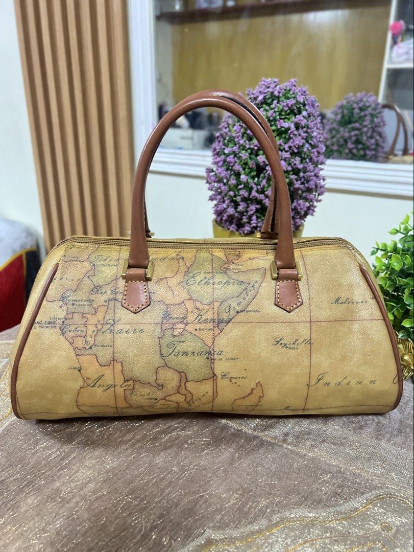 ALVIERO MARTINI DUFFLE BAG HANDBAG (Category: Luxury Bags & Wallets) located in Lapu Lapu. Submitted by glamorouslybeautiful8.0 (Listing ID 1445467910, Image 2). Description: ☘️👜♥️A L V I E R O•M A R T I N I. duffle bag Made in Italy🇮🇹 PreL🌸ved whooaahhh light weight, elegant and gorgeous piece‼️‼️ Small to Medium (LwH: 12x6x7inches) clean inside out gold tone hardwares normal sign of usage Flaws: hairlines and slight faded parts on hardwares