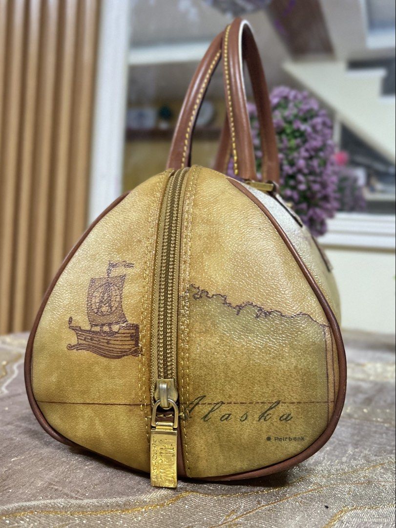 ALVIERO MARTINI DUFFLE BAG HANDBAG (Category: Luxury Bags & Wallets) located in Lapu Lapu. Submitted by glamorouslybeautiful8.0 (Listing ID 1445467910, Image 3). Description: ☘️👜♥️A L V I E R O•M A R T I N I. duffle bag Made in Italy🇮🇹 PreL🌸ved whooaahhh light weight, elegant and gorgeous piece‼️‼️ Small to Medium (LwH: 12x6x7inches) clean inside out gold tone hardwares normal sign of usage Flaws: hairlines and slight faded parts on hardwares