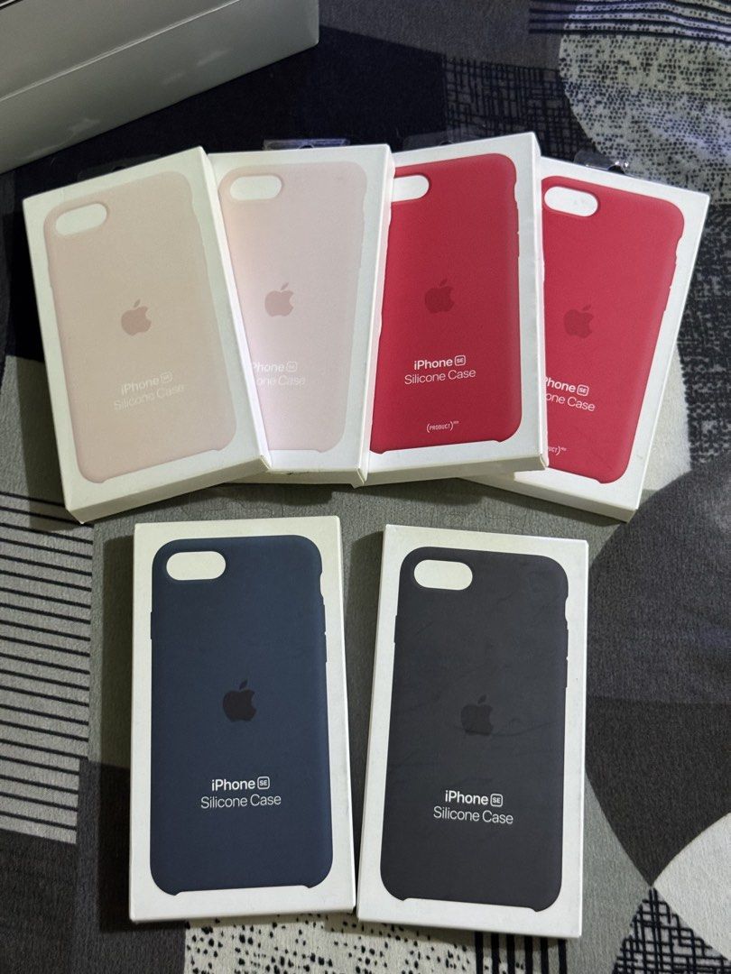 Apple Silicone Case for iPhone SE (Category: Cases & Sleeves) located in Manila. Submitted by marco.21 (Listing ID 1445604101, Image 1). Description: - Genuine Apple Silicone Case - Designed for iPhone SE - Soft-touch silicone exterior - Protects against scratches and drops - Available colors: Pink, Red, Navy Blue - Brand new and sealed in original packaging SOLD ❌BLACK.