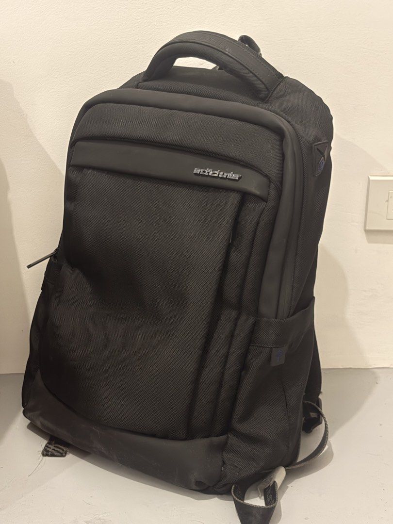 Authentic Arctic Hunter Laptop Bag (Category: Laptop Bags & Sleeves) located in Las Pinas. Submitted by mm12345678910 (Listing ID 1445509164, Image 1). Description: - Arctic Hunter Laptop Bag - used to put my 16 inch laptop, tablet, phone, extension cord, chargers, earphones all at once - adjustable straps - earphone/cable port - slightly negotiable for sure buyer.