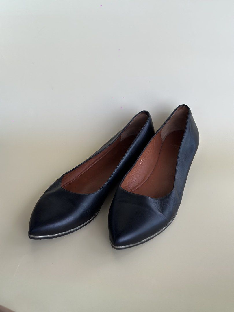 AUTHENTIC Givenchy Black Leather Pointed Toe Flats (Category: Sneakers & Footwear) located in Lapu Lapu. Submitted by pangayamph (Listing ID 1445461806, Image 3). Description: Authentic Givenchy Pointed Toe Flats with silver trim detail Material: Black Leather Size: 39 Reason for Selling: my feet have gone up a size since pregnancy so these don’t fit me anymore.