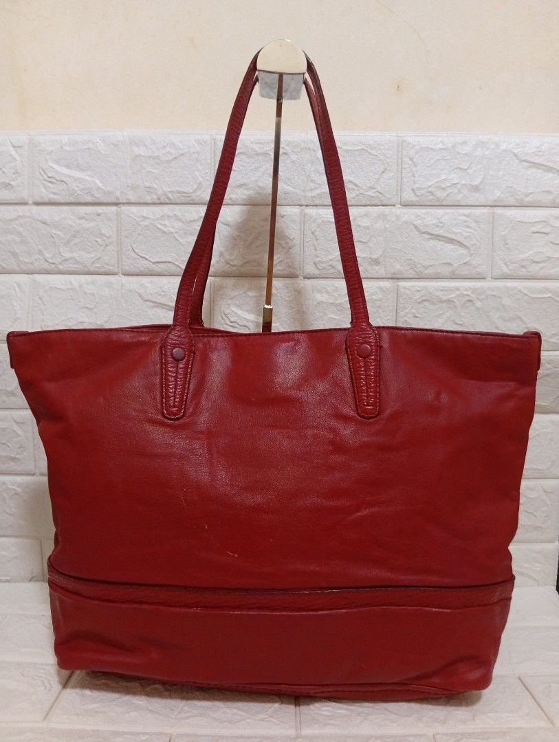Bally Leather Tote Red Bordeaux Bag (Category: Tote Bags) located in Las Pinas. Submitted by etoksi1234 (Listing ID 1445531548, Image 2). Description: Pre-loved Bally Leather Tote Red Bordeaux Bag. Coded, Genuine Leather..