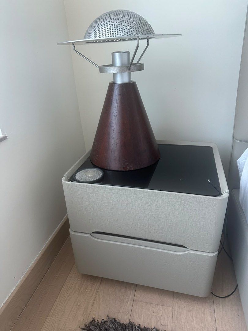 Bed side table （分類：燈飾）位於 Hong Kong。 由 yzadres82747 提交（商品編號 1445438087，圖片 1）。簡介： 2 Bed side table with drawers. 150 each。