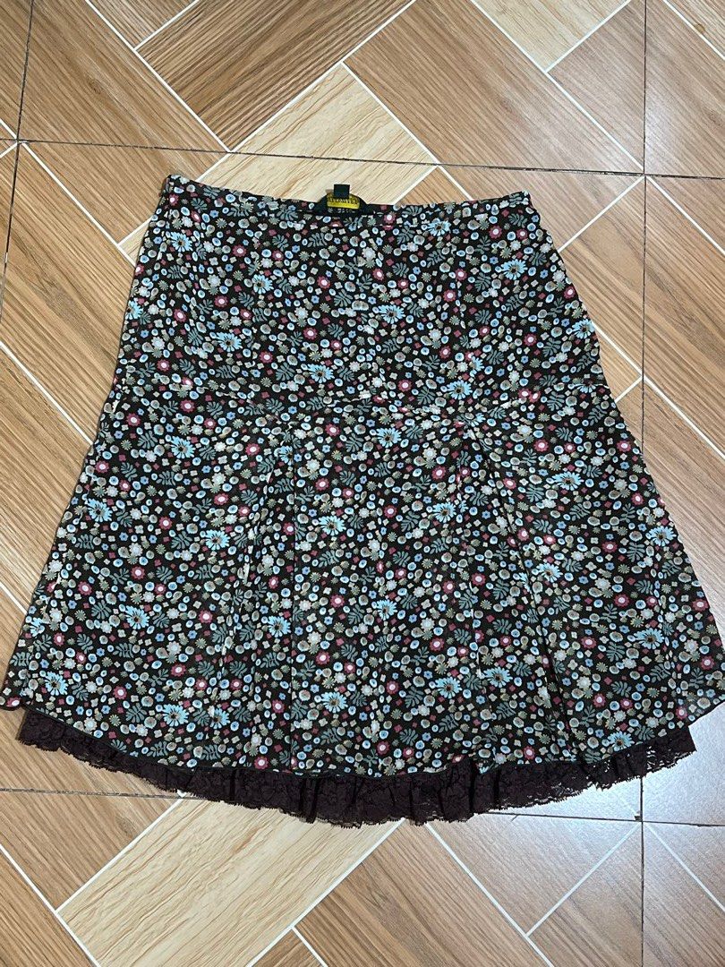 Bellvilles Floral Skirt (Category: Skirts) located in Baguio. Submitted by izzy1234123 (Listing ID 1438357673, Image 1). Description: - Bellvilles floral skirt - Size: 165/66A - Beautiful floral pattern with a dark background - Delicate lace trim at the waist - Made of lightweight fabric, ideal for warm weather.
