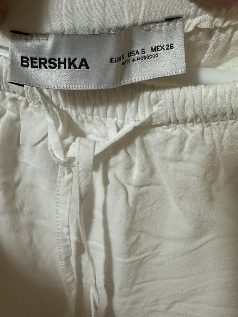 BERSHKA Double Layered Maxi Skirt (Category: Skirts) located in Bacolod City. Submitted by feminin.ph (Listing ID 1445446878, Image 2). Description: - Double layered - Kindly see third picture for the stain around the waistband (not quite noticeable).