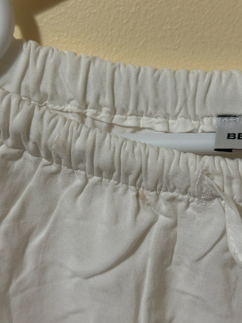 BERSHKA Double Layered Maxi Skirt (Category: Skirts) located in Bacolod City. Submitted by feminin.ph (Listing ID 1445446878, Image 3). Description: - Double layered - Kindly see third picture for the stain around the waistband (not quite noticeable).