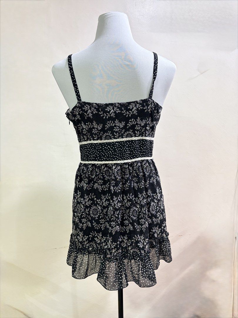 Black floral dress (Category: Dresses) located in Santa Maria. Submitted by notmers (Listing ID 1441822187, Image 2). Description: .