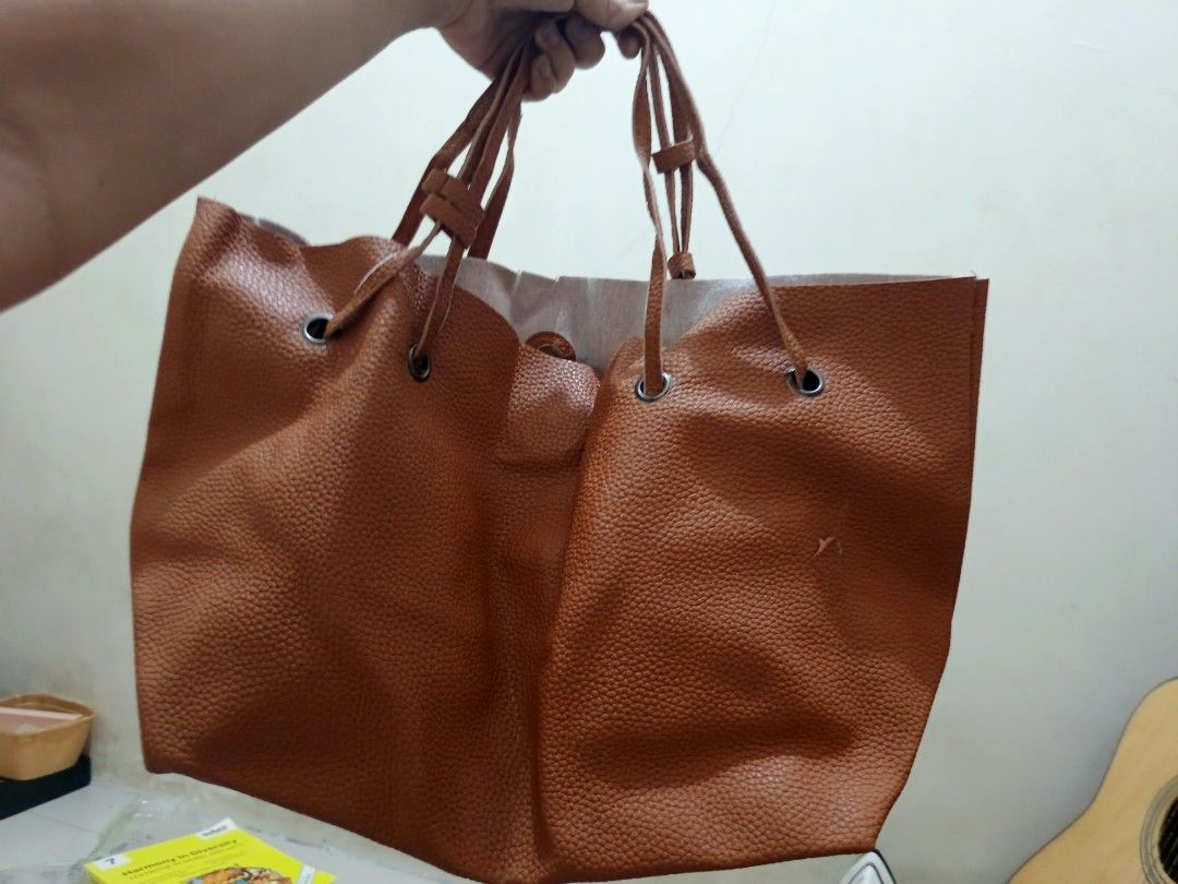 Brown Shoulder Bag (Category: Luxury Bags & Wallets) located in Manila. Submitted by alfonsopre35042 (Listing ID 1445436680, Image 3). Description: FS Brown Shoulder Bag no brand ‎ ‎-may butas sa side (may photo) ‎-still useable -pouch inside Inclusion: bag cover and plastic ‎ ‎RFS: declutter and need funds for my cats and my medication ‎ ‎payment via gcash or thru UnionBank ‎ price is negotiable.