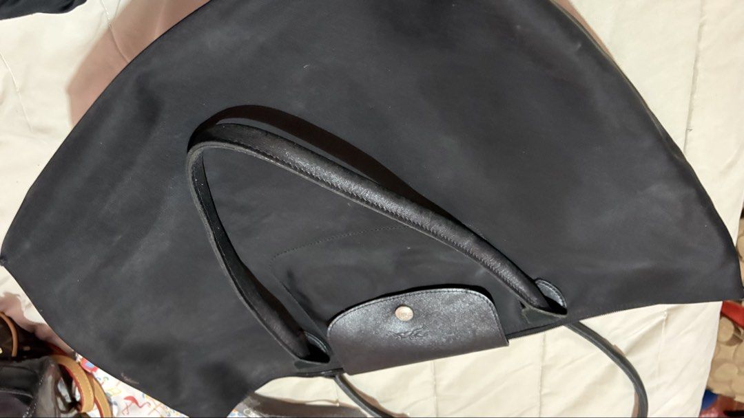 Bundle bag (Category: Shoulder Bags) located in Semporna. Submitted by Danischaron_90 (Listing ID 1445484916, Image 2). Description: Lc bag bundle item.