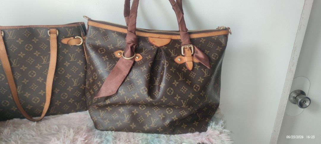 Bawas gamit! Bundle Elvi c0ded (Category: Luxury Bags & Wallets) located in San Mateo. Submitted by ishahvaine.1 (Listing ID 1445502754, Image 2). Description: Bundle sale Both ukay source Both c0ded Both maganda stitches Palermo - large size, clean inside and out Pwede png travel 2-3 days. Issue ni palermo- missing 1 buckle kaya nilagyan ko ng twilie at sabitan ng charms to hold the strap, missing maliit na bakal sa dulo ng zipper to stop the pu