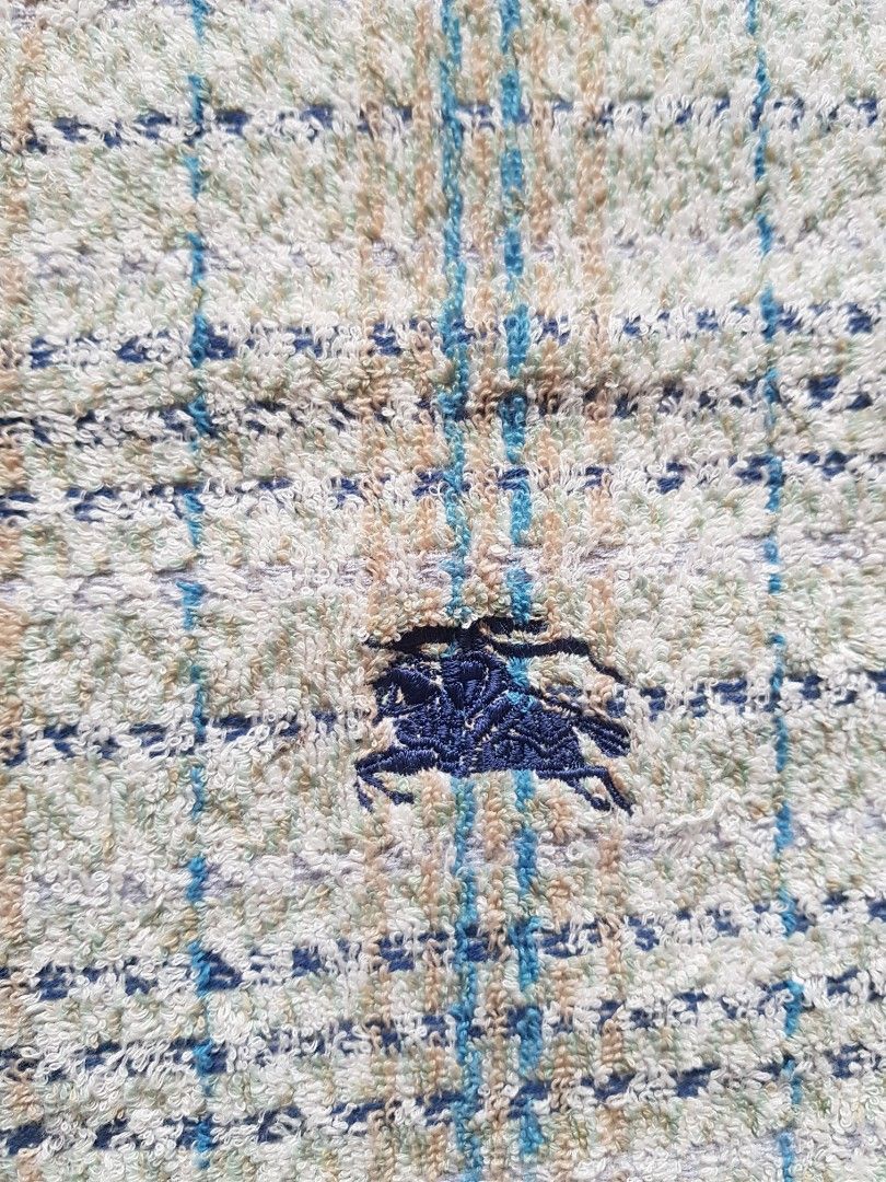 Burberry Face Towel (Category: Towels, Napkins & Holders) located in Santo Domingo. Submitted by jcobedoza213916 (Listing ID 1445445820, Image 3). Description: Burberry Face Towel width 13 lenght 13 embroid logo BURBERRY good condition no issue.