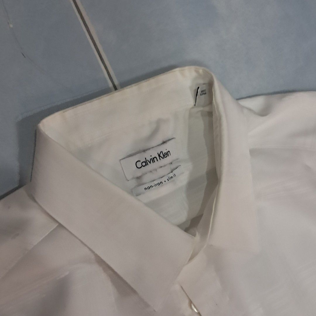 Calvein Klein Slim Fit Plain White Button Down (Category: Formal Shirts) located in Davao. Submitted by koroouu (Listing ID 1445506413, Image 2). Description: washtag got faded L-XL non-iron.