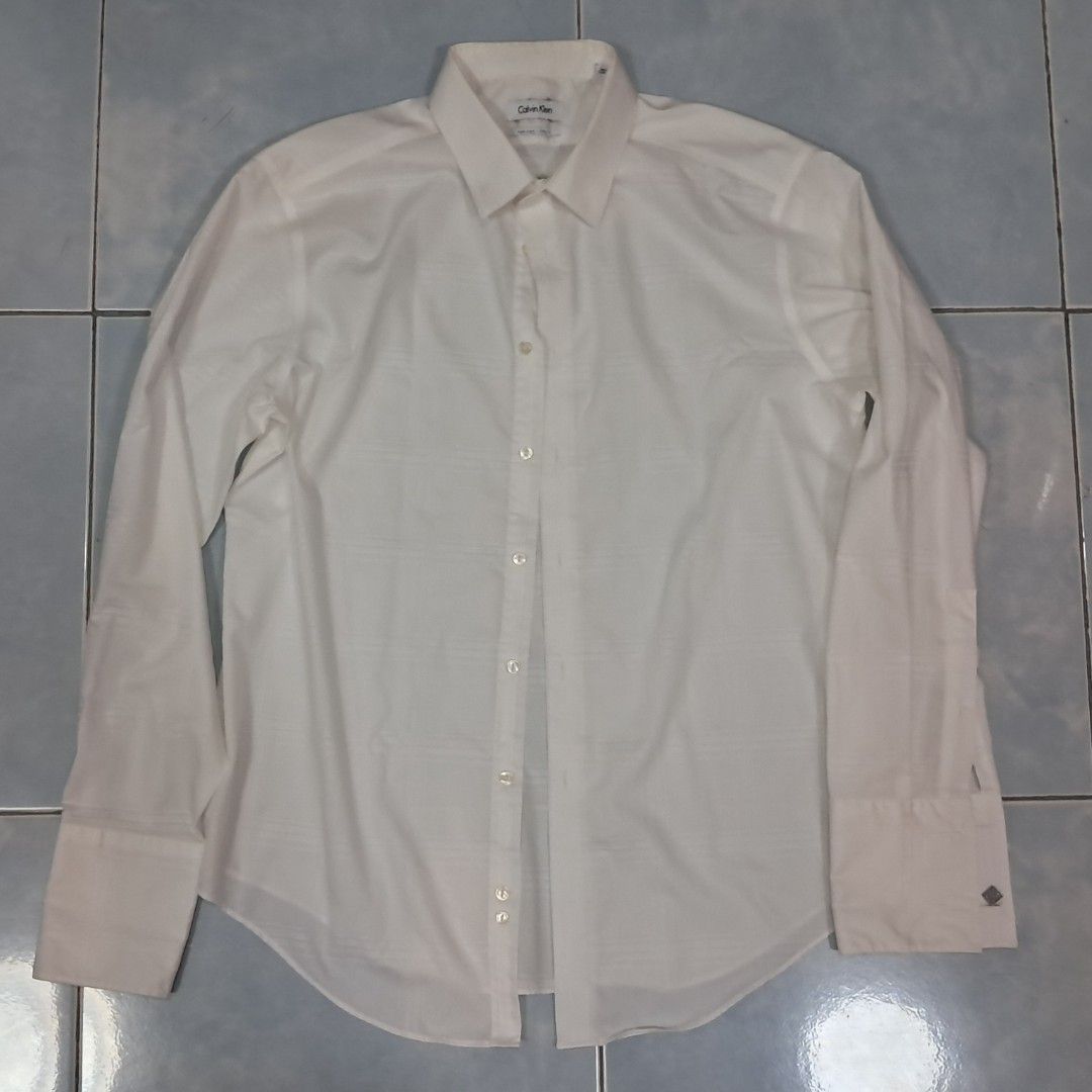 Calvein Klein Slim Fit Plain White Button Down (Category: Formal Shirts) located in Davao. Submitted by koroouu (Listing ID 1445506413, Image 1). Description: washtag got faded L-XL non-iron.
