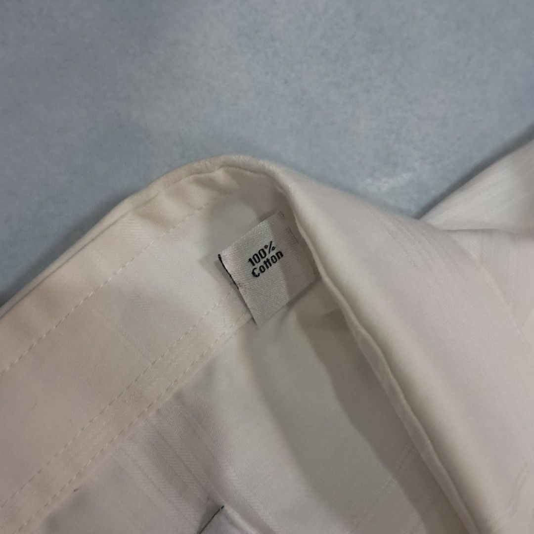 Calvein Klein Slim Fit Plain White Button Down (Category: Formal Shirts) located in Davao. Submitted by koroouu (Listing ID 1445506413, Image 3). Description: washtag got faded L-XL non-iron.