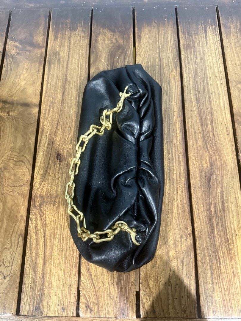 Chain Shoulder Bag (Category: Shoulder Bags) located in Manila. Submitted by keeponsparklin (Listing ID 1445594212, Image 3). Description: Fresh from Japan 🇯🇵 Chain Pouch Shoulder Bag 100% Authentic ✨ Condition: 10/10 💙 •Not used & without tag Price is Negotiable 💸 Mod: Lalamove, Grab, J&T Meetup: Sm San Lazaro, 711 Tayuman, Lrt Tayuman Mop: Gcash.
