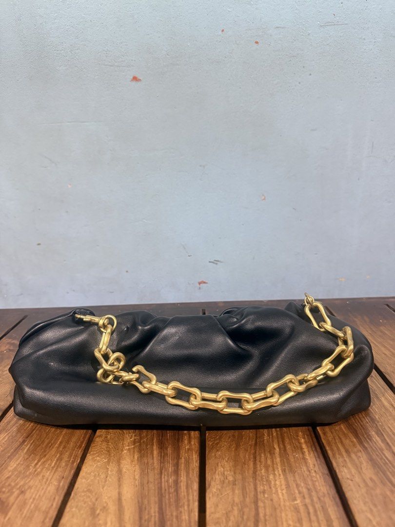 Chain Shoulder Bag (Category: Shoulder Bags) located in Manila. Submitted by keeponsparklin (Listing ID 1445594212, Image 1). Description: Fresh from Japan 🇯🇵 Chain Pouch Shoulder Bag 100% Authentic ✨ Condition: 10/10 💙 •Not used & without tag Price is Negotiable 💸 Mod: Lalamove, Grab, J&T Meetup: Sm San Lazaro, 711 Tayuman, Lrt Tayuman Mop: Gcash.