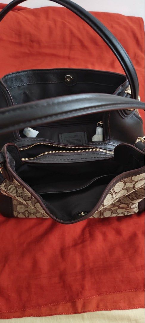 Coach Edie Signature Shoulder bag (Category: Luxury Bags & Wallets) located in Manila. Submitted by skorpiool78360 (Listing ID 1445456323, Image 3). Description: This is a Coach Edie shoulder bag 31 in signature Jacquard featuring brown leather trim. This is brand new and purchased from USA and not an ulay-ukay find..
