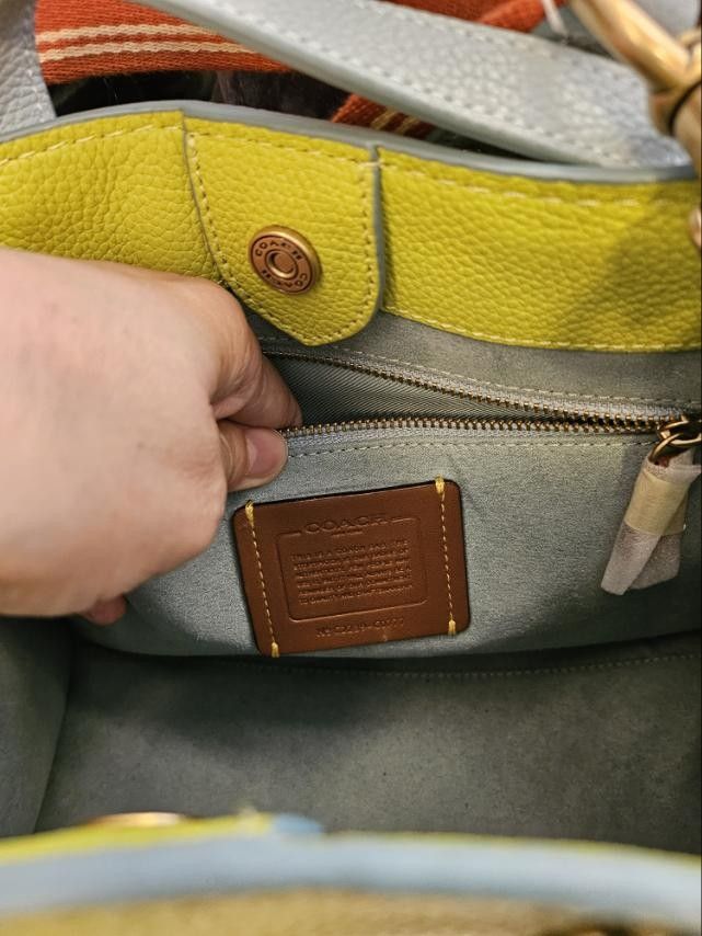 Coach Field Tote 30 Bag with Orange Strap (Category: Luxury Bags & Wallets) located in Quezon City. Submitted by shadykey (Listing ID 1445587395, Image 3). Description: Coach Field Tote 30 Authentic Coach Field Tote 30 in Colorblock with Coach Badge Selling a 100% authentic Coach Field Tote 30 featuring the iconic Coach Badge. It is a brand-new bag that can be carried by hand or worn as a shoulder/crossbody bag. PHP 25,000 (can nego for sure buye