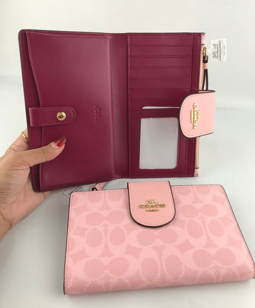 Coach wristlet bifold wallet (Category: Wallets & Card holders) located in Rizal. Submitted by shadow0101 (Listing ID 1445605574, Image 2). Description: measurement: 7 1/4" (L) x 4 1/2" (H) - same day delivery via lalamove* J&T express province - complete inclusion - actual photo posted - payment 1st policy.