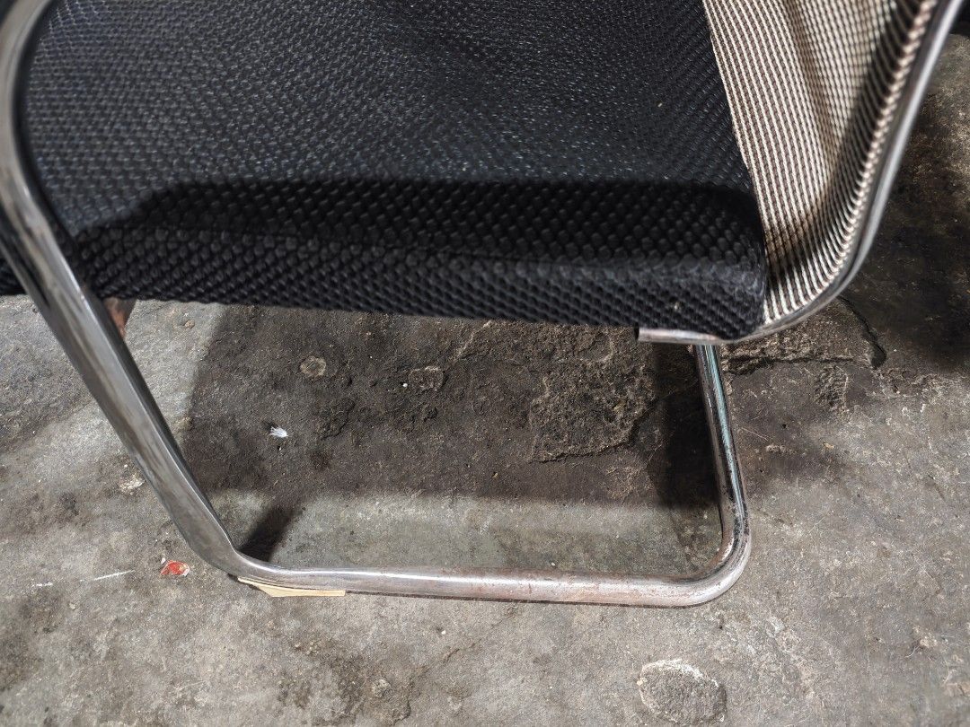 Computer chair/ office chair/ visitor chair (Category: Office Furniture & Fixtures) located in Taguig. Submitted by kbxzkidsapparel (Listing ID 1445499460, Image 3). Description: sign of usage, kalawang.