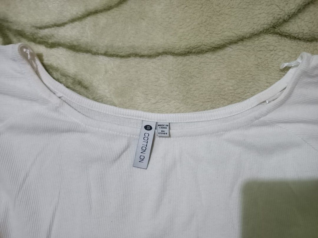 Cotton On White Cropped T-shirt (Category: Shirts) located in Las Pinas. Submitted by ZHOEYCLOTHING (Listing ID 1445604540, Image 2). Description: - White cropped t-shirt from Cotton On - Features short sleeves and a wide neckline - Ribbed texture for a comfortable fit - Versatile piece, great for layering or wearing alone.