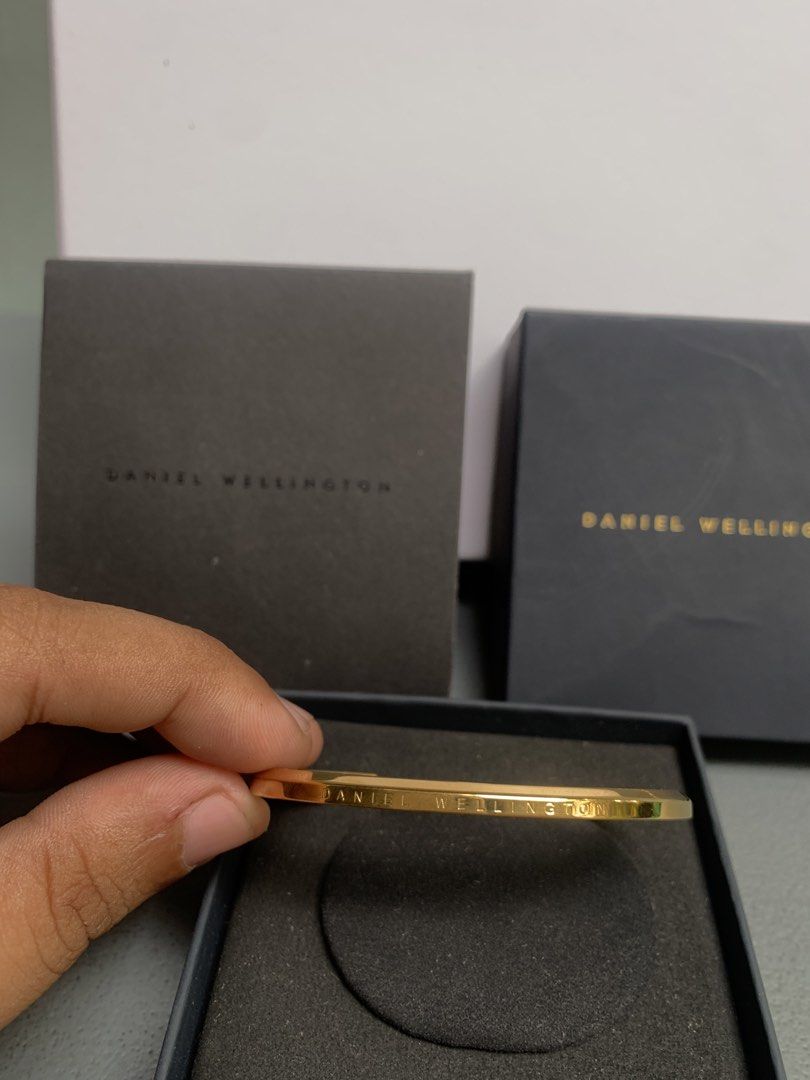 Daniel Wellington Bracelet for men’s (Category: Jewelry) located in Manila. Submitted by lichking416 (Listing ID 1445512205, Image 2). Description: Daniel Wellington Bracelet Brand new Complete box and paper bag ₱-950.