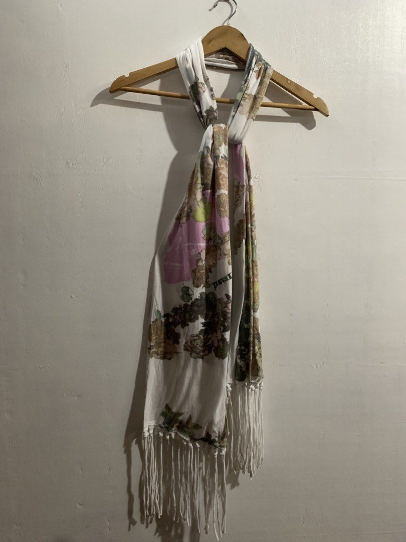 DIESEL FLORAL PRINTED LING SCARF (Category: Scarves) located in Gumaca. Submitted by getscore.ph (Listing ID 1445529006, Image 3). Description: WTS ❗️DIESEL FLORAL PRINTED LONG SCARF❗️ ✅Actual Dimes: 44 cm x 184 cm W 17 L 72 ✅Color Rate: 9.5/10 ✅Condition: Excellent ✅Issue: None Color may due to lightning NEED WASH ✨Mine: 680 Add Shipping fee 📍Loc. Gumaca,Quezon 📍Courier: JNT EXPRESS.