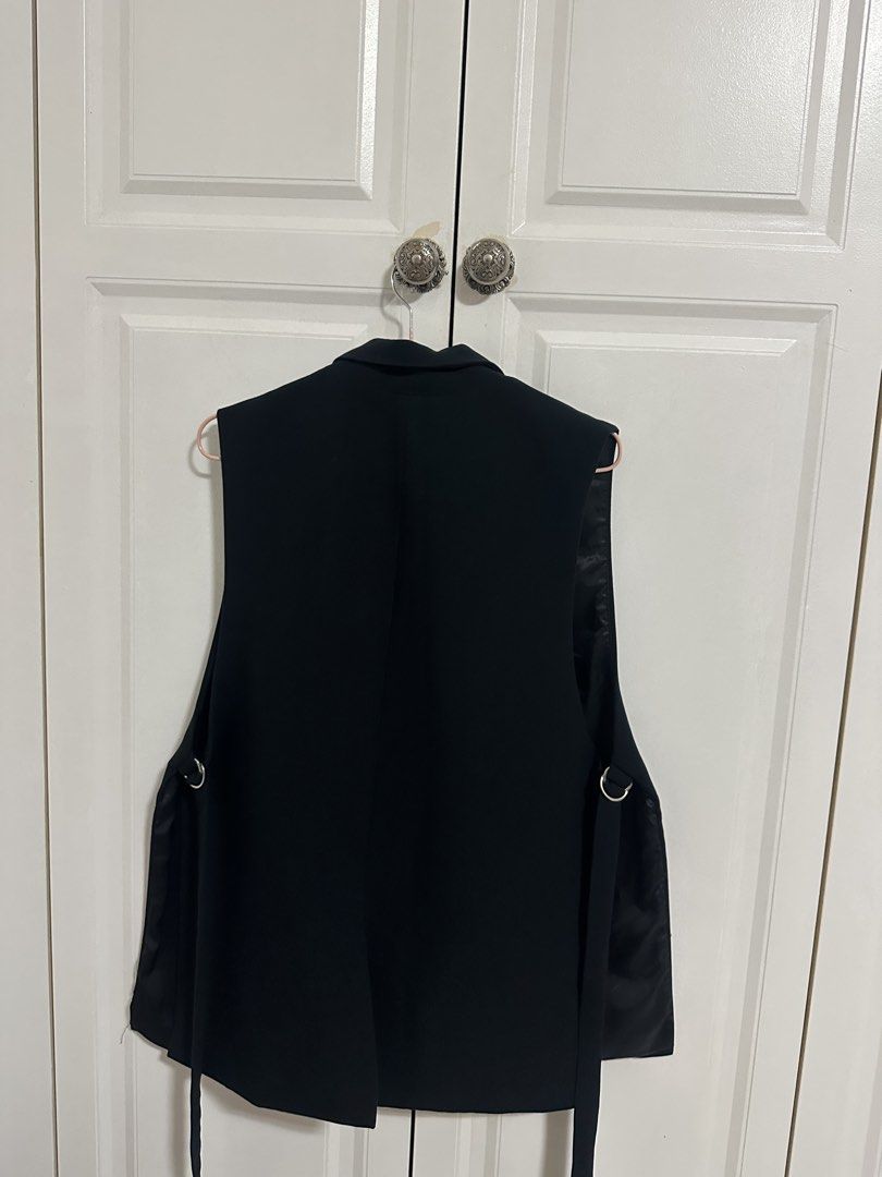 Forever 21 Black Sleeveless Blazer Vest (Category: Sleeveless) located in Subic. Submitted by patty.patuti (Listing ID 1445573353, Image 2). Description: - Forever 21 black sleeveless blazer vest - Single button closure - Adjustable tie details on the sides - Fully lined for a polished finish - Versatile for layering over tops or dresses - Ideal for both work and casual outfits.