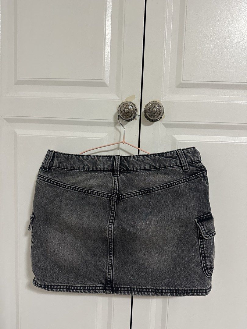 Grey Wash Denim Cargo Mini Skirt (Category: Skirts) located in Subic. Submitted by patty.patuti (Listing ID 1445573119, Image 2). Description: - Grey wash denim mini skirt - Features cargo pockets on the sides - Zipper and button closure at the front - Belt loops at the waist - Estimated size: Small to Medium - Ideal for casual wear.
