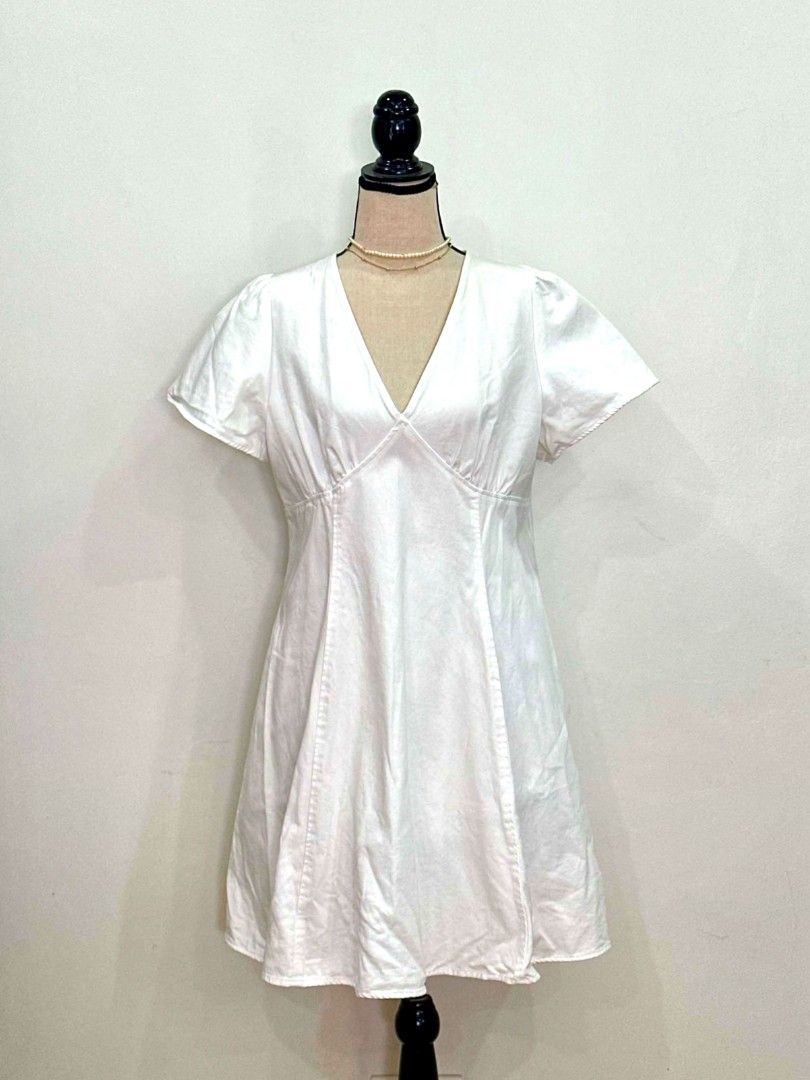 GU White V-Neck Mini Dress Size L (Category: Dresses) located in Davao. Submitted by closetaccess (Listing ID 1445471142, Image 1). Description: - Brand: GU - Color: White - Style: Mini Dress - Neckline: V-neck - Hem: Flared - Size: L - Versatile: Great for casual wear or dressing up .
