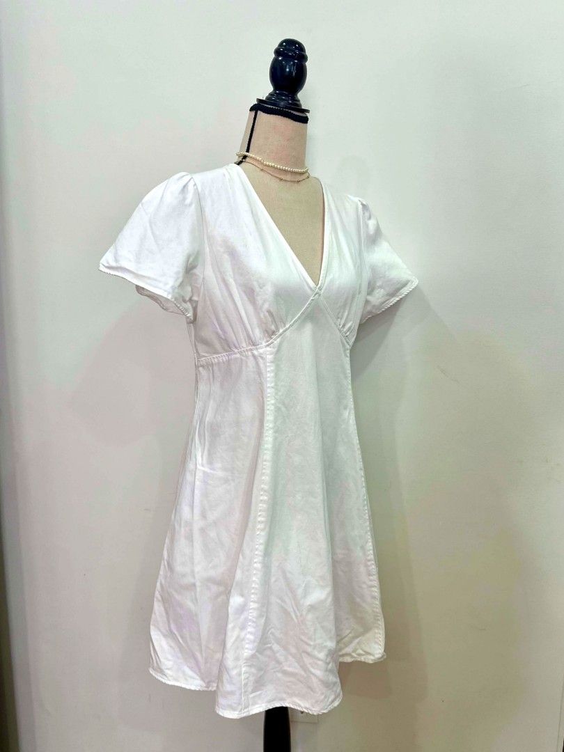 GU White V-Neck Mini Dress Size L (Category: Dresses) located in Davao. Submitted by closetaccess (Listing ID 1445471142, Image 2). Description: - Brand: GU - Color: White - Style: Mini Dress - Neckline: V-neck - Hem: Flared - Size: L - Versatile: Great for casual wear or dressing up .