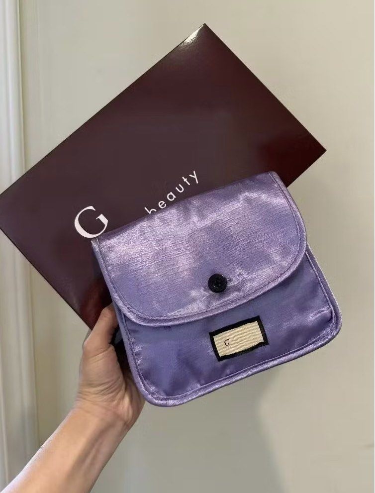 Gucci purse/pouch (Category: Luxury Bags & Wallets) located in Santa Rosa. Submitted by loveartsyluxe (Listing ID 1445526277, Image 1). Description: .