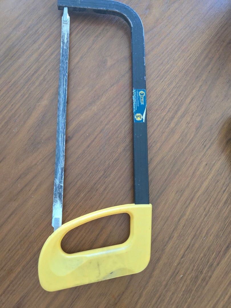 Hack Saw (Category: Home Improvement Tools & Accessories) located in Singapore. Submitted by rampsoln (Listing ID 1445481194, Image 1). Description: Not used much..