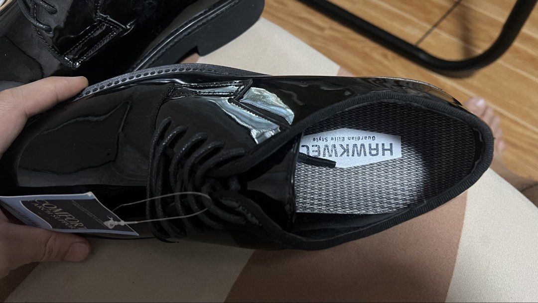 Hawkwell (Category: Dress Shoes) located in Quezon City. Submitted by johnmdv (Listing ID 1445436911, Image 3). Description: - Black patent leather dress shoes - Lace-up style - Comfort Arch Support - Size EUR 39 - Made in China - Shiny finish - Ideal for formal events or work.