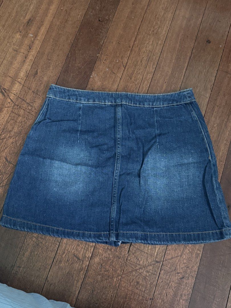 H&M denim skirt with buttons (Category: Skirts) located in Paranaque City. Submitted by ohtaces (Listing ID 1445423973, Image 2). Description: RFS: decluttering .