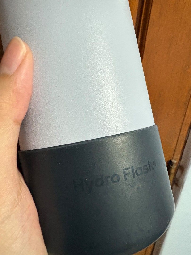 Hydro Flask 24oz Standard Mouth (Category: Water Bottles & Tumblers) located in Manila. Submitted by brightstar-b16c (Listing ID 1445548725, Image 2). Description: For Sale: Hydro Flask 24oz Standard Mouth (with original boot) 💰 Price: ₱ 400 • Used condition with signs of wear (hardly noticeable) ⚠️ Defective insulation – no longer keeps drinks cold for long periods •Still usable 📍 Location: Paco, Manila 🚚 Shipping: Buyer will shoulder the shi